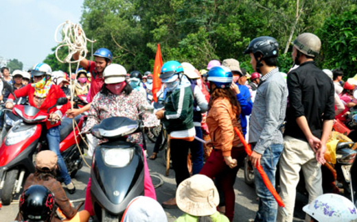 Phản đối việc khai thác cát ven biển: Hàng ngàn người dân Quảng Ngãi “cắt” QL 1A