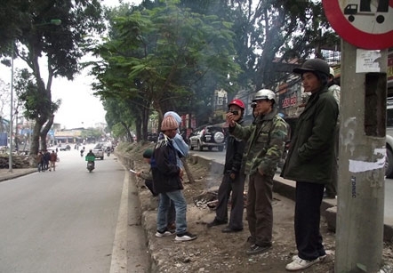 Sửa nhà ế ẩm, thợ dài cổ ngóng việc