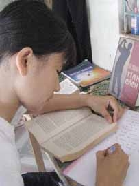 Gập ghềnh đường đến trường: 'Quỳ lạy mẹ cho con đi học'