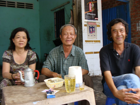 Ông Tây bị ruột thịt đuổi rơi lệ chào Việt Nam