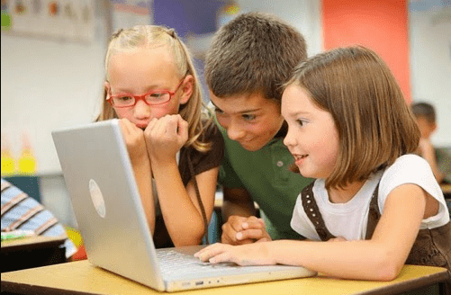 Những nguy hiểm khi trẻ em dùng máy tính hoặc điện thoại thông minh liên tục