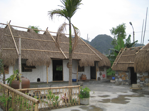 Thăm nhà lý trưởng, chị Dậu ở Cố viên lầu