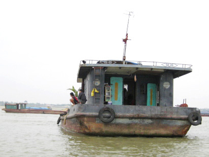 Sông Hồng trơ đáy, các chủ tàu hàng khốn đốn