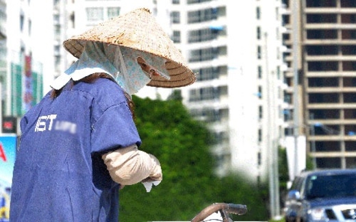 Kinh tế buồn, càng sôi... tranh cãi