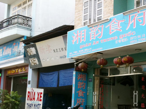 Phố "lạ", quản lý cũng lạ