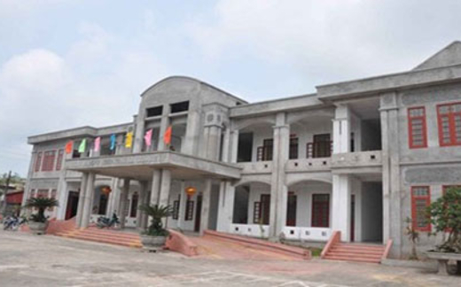 Học trò nghèo kêu cứu, trụ sở nguy nga như cung điện