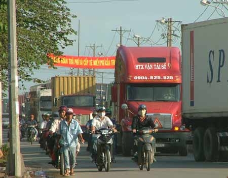 Xa lộ Hà Nội tắc nghẽn vì cabin hoàn tiền thu phí oan