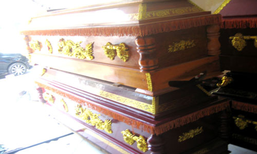 Kinh tế khóc, quan tài vẫn... cười