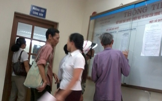 Dân Hà Nội chờ cả tháng chỉ để... đưa đơn cho lãnh đạo!