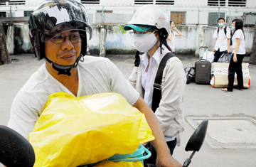 Dịch cúm A/H1N1: Thả học sinh về quê, các tỉnh kêu trời