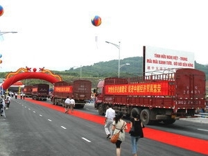 Thông cầu đường bộ sông Hồng biên giới Việt-Trung