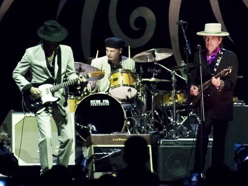 Bob Dylan thu hút khán giả… ngoại