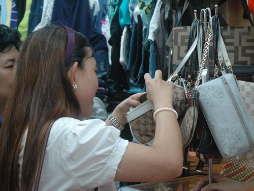 Mua hàng giả dễ hơn hàng thật