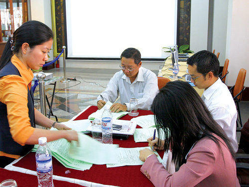 Nhiều doanh nghiệp cắt giảm lao động cổ cồn