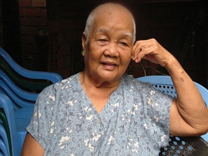 Con trai khai tử mẹ đẻ, chân dài hiếu thảo bán dâm...