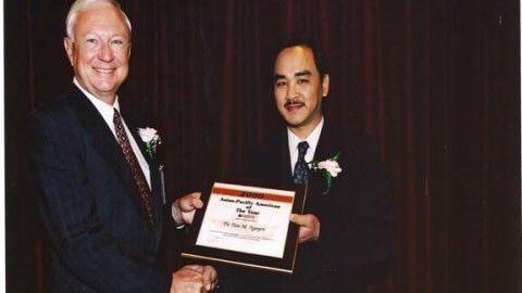 Chàng trai Việt lau dọn vệ sinh trở thành tiến sĩ