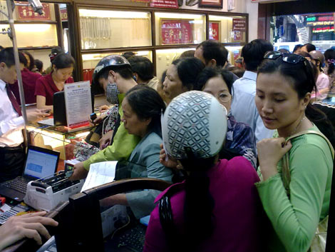 Gần 36 triệu đồng/lượng, "cơn sốt" mua vàng bùng phát