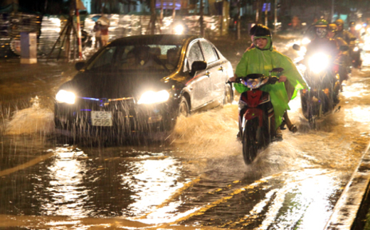 Mưa lũ miền Trung gây chia cắt nhiều nơi