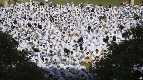 Dân chúng Pakistan cầu nguyện cho cô bé bị Taliban bắn vào đầu