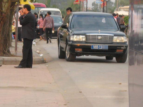 Đền Trần chưa khai ấn, xe công đã nườm nượp chen về