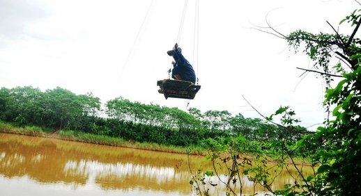 Người Hà Nội cũng "toòng teeng" qua sông Hồng