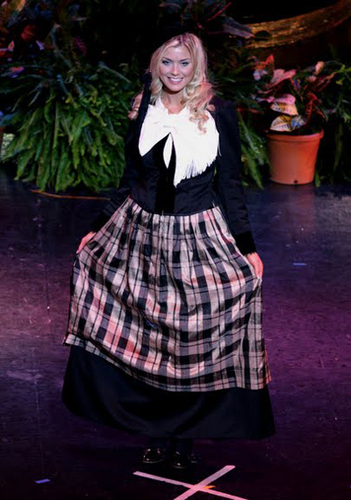 Đêm Trang phục dân tộc rực rỡ của Hoa hậu Hoàn vũ