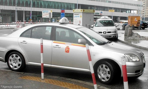 "Lái xe tắc xi" muốn đòi một phụ nữ Việt 650 zł cho một cuốc xe ngắn. Tại đồn cảnh sát anh ta  thôi không đòi tiền nữa vì không có quyền chở khách