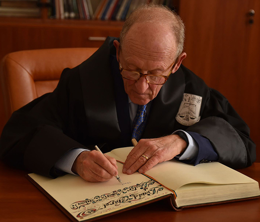 Thảm kịch của Cách Mạng: Những Bài học từ Quá khứ