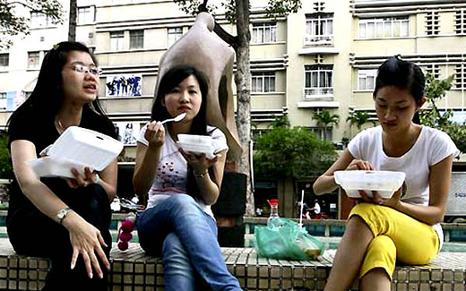 Nguy cơ vô sinh vì dùng vỏ cơm hộp, thìa nhựa tái chế