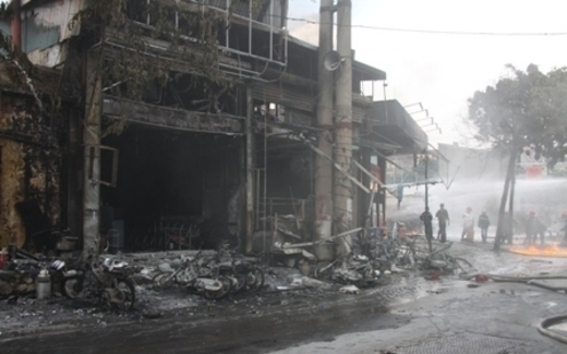 "Chất nhờn" gây cháy, hay chỉ tại xăng?