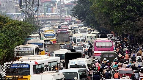 Ách tắc giao thông đô thị: Tại anh, tại ả...