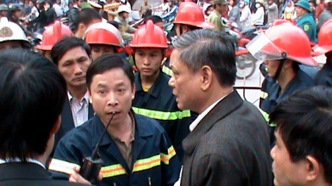 Nhà 5 tầng đổ có thể do các cột trụ bị khoét sâu