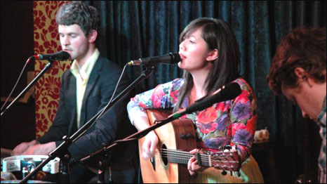 Âm nhạc và thế hệ Việt thứ hai tại Anh