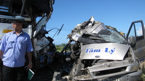 Hai xe khách đấu đầu, 1 người chết, 16 người bị thương