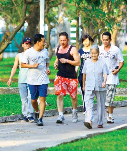 Đi bộ tốt cho người già? Chưa chắc!