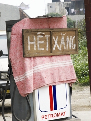 Hết dầu, trâu kéo máy cày