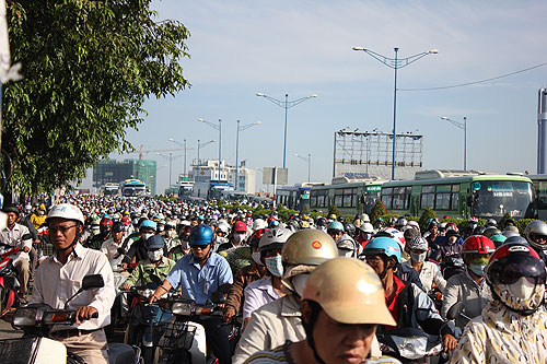 Phân làn giao thông tại TP.HCM: Nhiều tiền, ít hiệu quả
