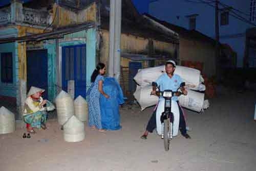 Gò Găng: lung linh đêm chợ nón…