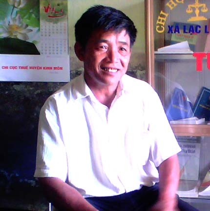 Hứng “nước thánh” và cúng tiền cho “người giời"