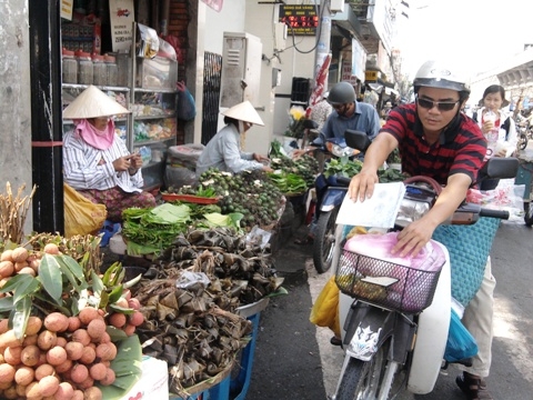 Tết Đoan Ngọ nóng nực: Bánh ế, hoa quả đắt hàng