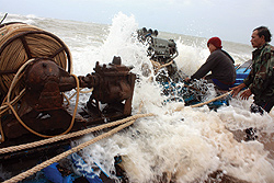 61 tàu với 410 người gặp sự cố trên biển