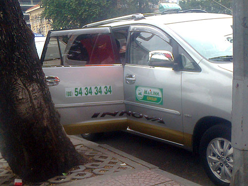 Taxi dù: Đồng hồ nhảy tiền Việt, tài xế tính thành... USD