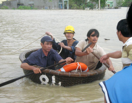 Miền Trung lại chìm trong biển nước