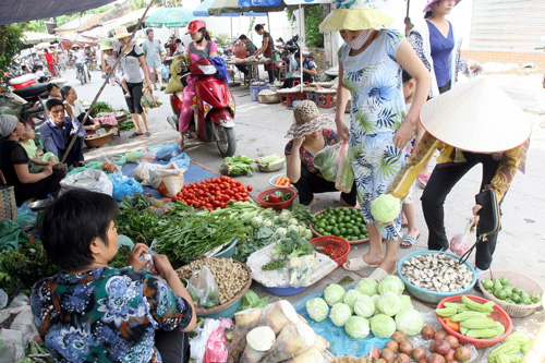 Nông sản oằn lưng cõng phí: Một gánh rau mất đứt 2 - 3 kg