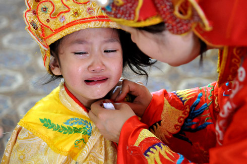 Ngộ nghĩnh một phút làm 'vua' tại Huế