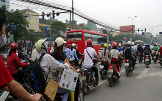 Biển người rời thủ đô đổ về quê dịp nghỉ lễ