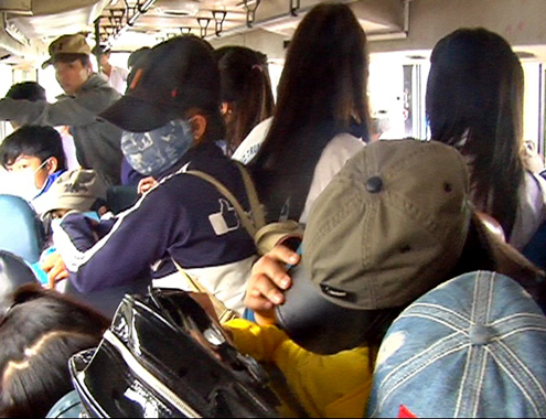 100 học sinh nhồi nhét trên xe đưa đón quá đát