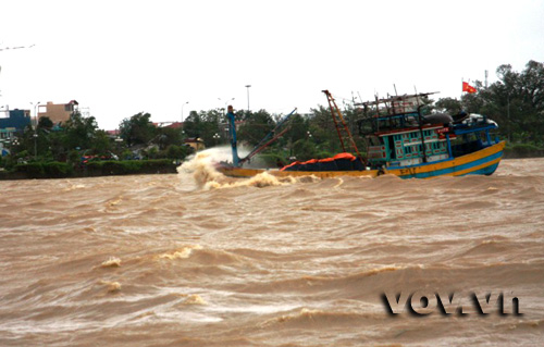 Miền Trung đối phó bão lũ dồn dập