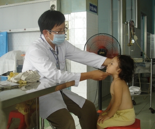 Triệu tập bảo mẫu hành hạ cháu bé