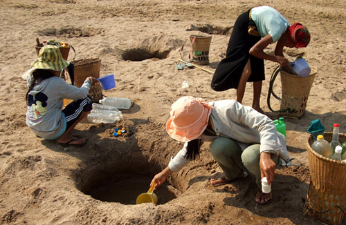 Dân phải đào hố, moi nước về dùng